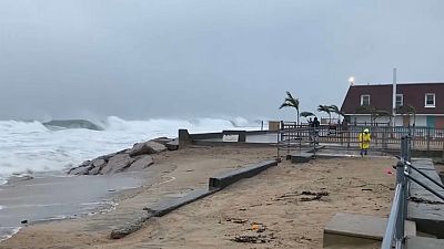 L'ouragan Henri sur une plage de Rhode Island