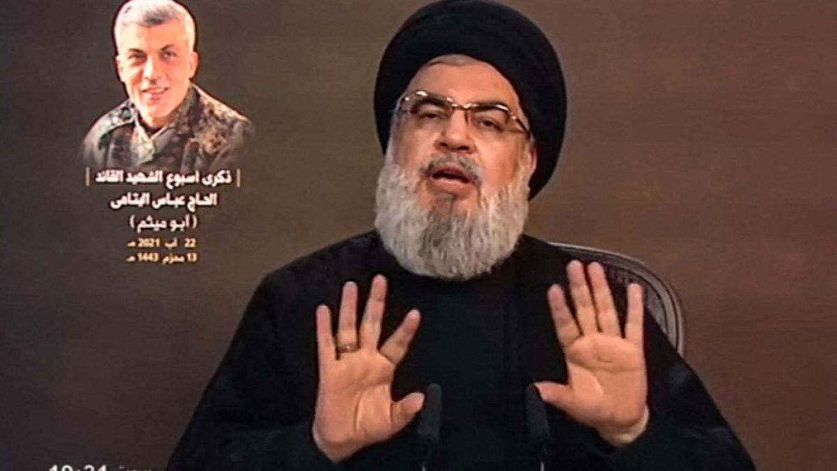 صورة مأخوذة من قناة المنار التابعة لحزب الله في 22 أغسطس / آب 2021 تظهر زعيم حزب الله حسن نصر الله وهو يلقي خطاباً متلفزاً من مكان مجهول