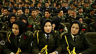  صورة من الارشيف - طلاب عسكريون أفغان بينهم العديد من الإناث خلال حفل تخرج في أكاديمية عسكرية، في كابول، أفغانستان، 18 آذار / ماؤس 2021