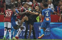 Scène de chaos après l'envahissement du terrain par les supporters niçois, lors du matche Nice-Marseille, le 22 août 2021