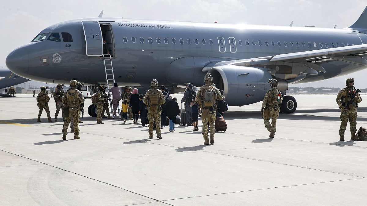 ABD'nin şu ana kadar 2 bin 500 Amerikalı ile 17 bin Afgan'ı tahliye ettiği bildirildi
