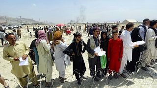 Százával gyülekeznek a menekülni vágyók a kabuli nemzetközi repülőtér közelében