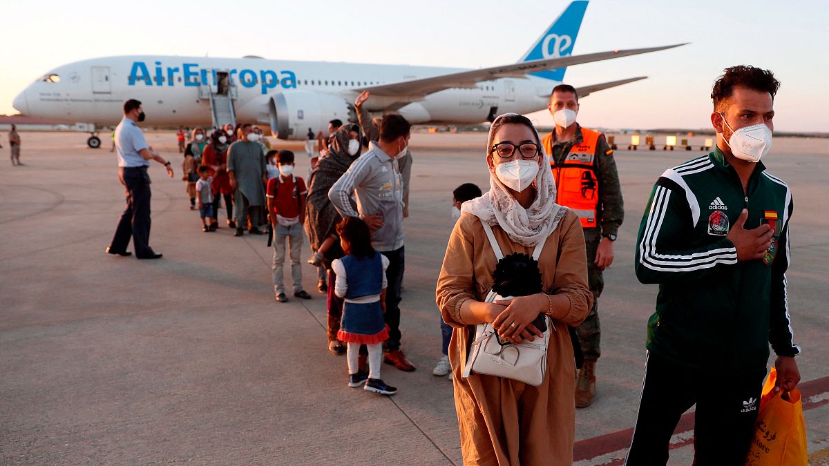 Nilofar Bayat e il marito sbarcano alla base aerea di Torrejon de Ardoz, Spagna 