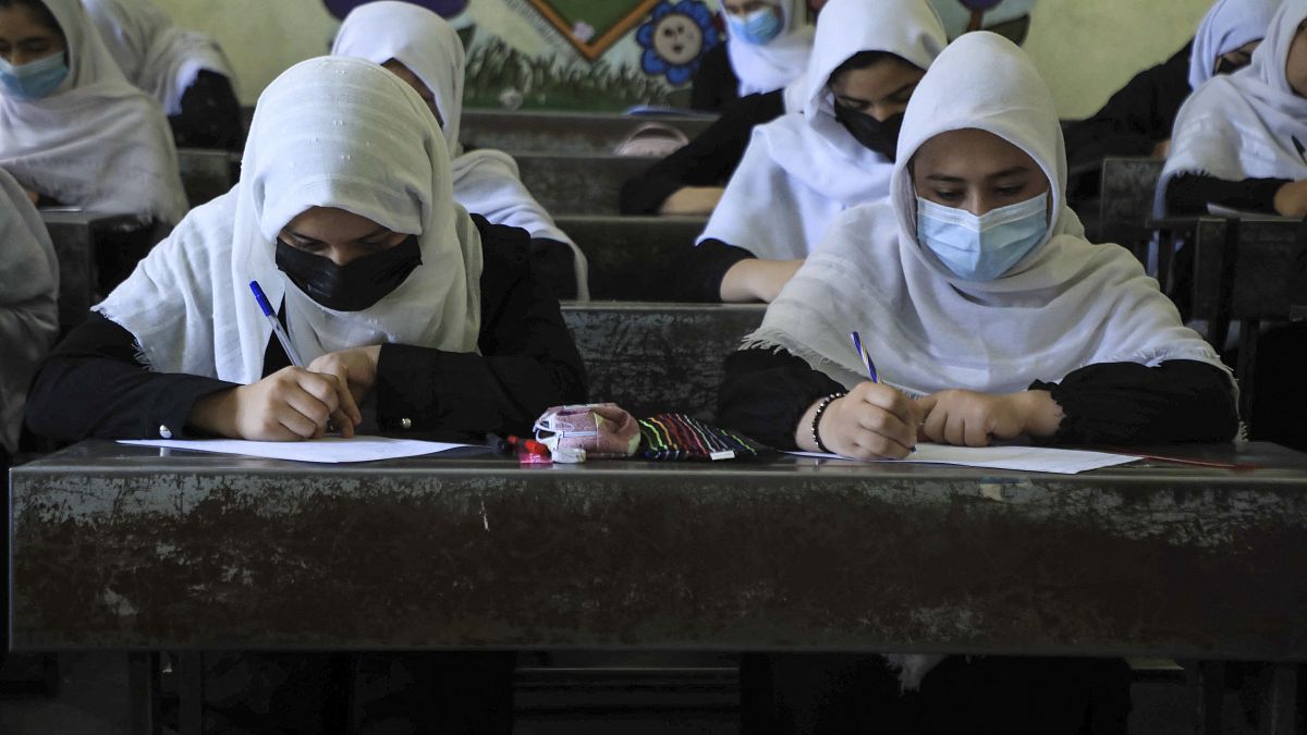 Девочки сидят на уроке в Херате, Афганистан. 