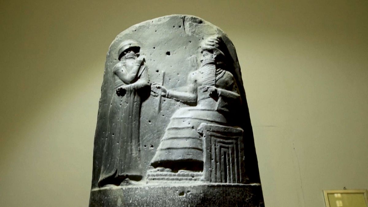 قطع أثرية تعود للحضارة البابلية في العراق