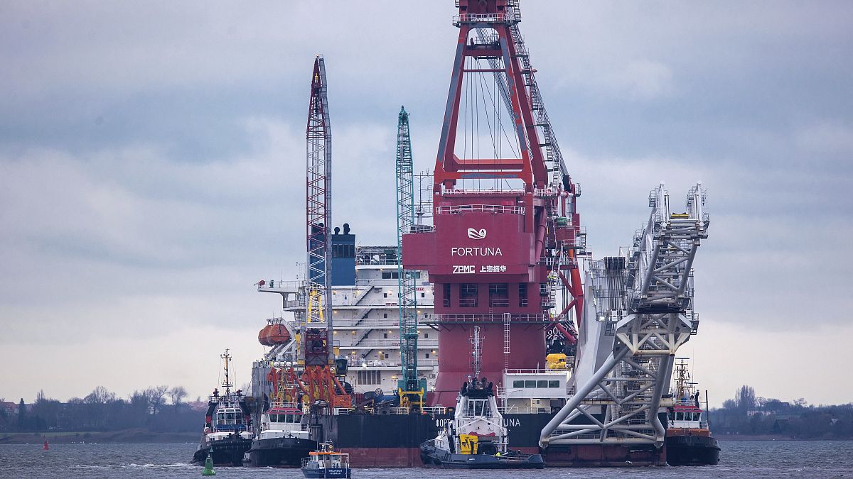 Schlepper bringen das russische Verlegeschiff "Fortuna" im Hafen von Wismar, Deutschland, in Position.