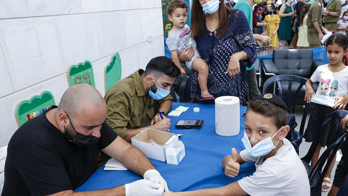أطفال إسرائيليون يخضعون لاختبار الأجسام المضادة لكوفيدـ19 في مدينة نتانيا الساحلية، في 22 أغسطس 2021، قبل بدء العام الدراسي الجديد.