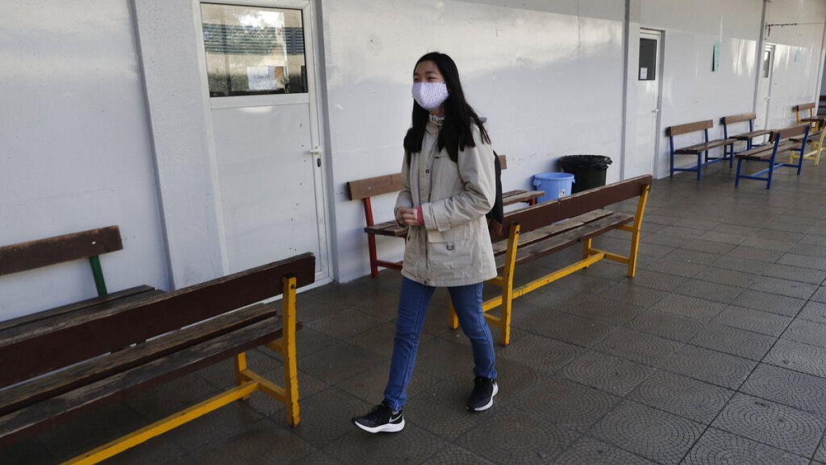 طالبة ترتدي كمامة للوقاية من فيروس كورونا أثناء مغادرتها المدرسة الإنجيلية، في لويزة شرق بيروت، لبنان، الإثنين 2 مارس 2020.
