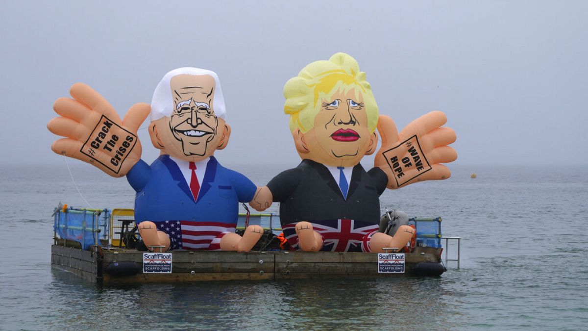 Una foto datata 11 giugno 2021. I pupazzi di Biden e Johnson, al G7 in Cornovaglia. 