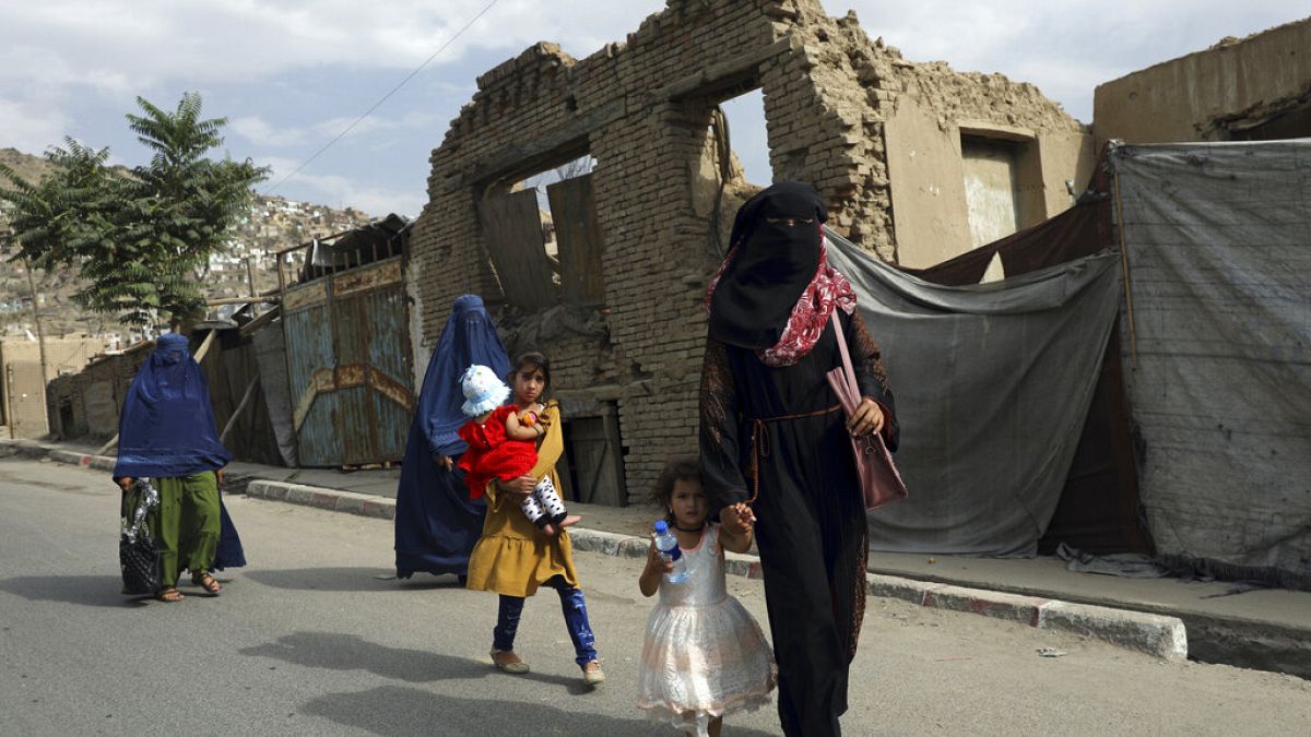 22 agosto 2021: donne a passeggio in una strada di Kabul