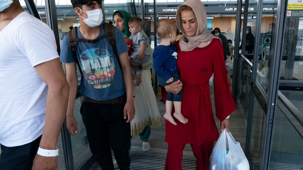 عائلات تم إجلاؤها من كابول في مطار واشنطن دالاس الدولي، فيرجينيا، الاثنين 23 أغسطس 2021