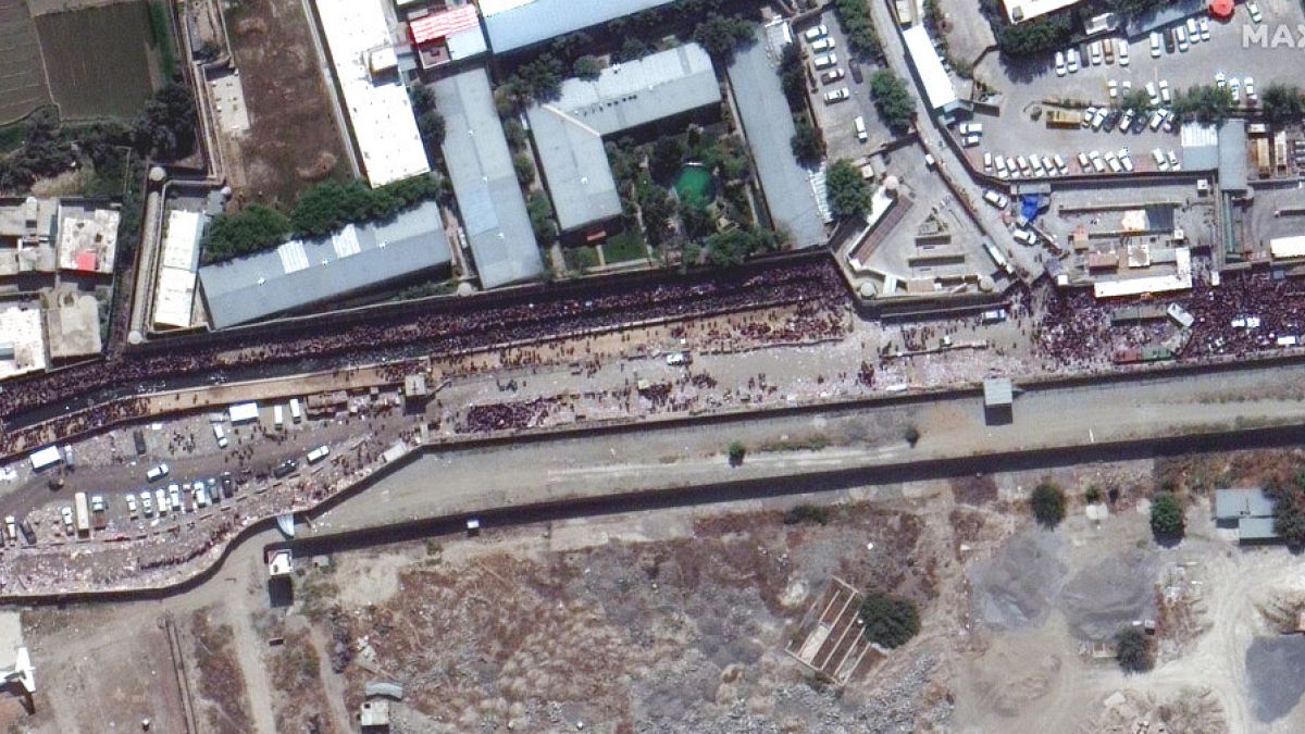 Image satellite de la foule au checkpoint de l'aéroport international de Kaboul, Afghanistan, 23 août 2021