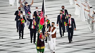 23 Temmuz 2021'deki Tokto Yaz Olimpiyat Oyunları açılış seremonisinde dalgalanan Afgan bayrağı.