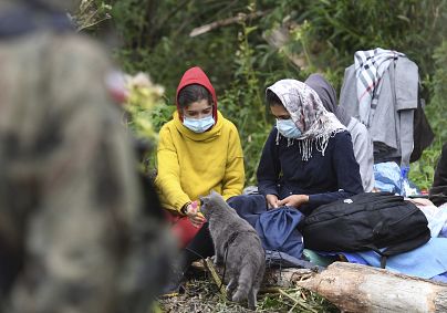 Un grupo de derechos de los refugiados dijo el viernes que 32 personas que huyeron de Afganistán han estado atrapadas durante 12 días en un área entre las fronteras de Polonia y Bielorrusia, atrapadas en un pulso diplomático entre los dos países.
