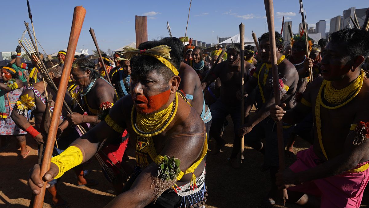 Indígenas realizan una danza ritual durante el primer día del campamento "Lucha por la Vida", en Brasilia, Brasil, el 23 de agosto de 2021. 