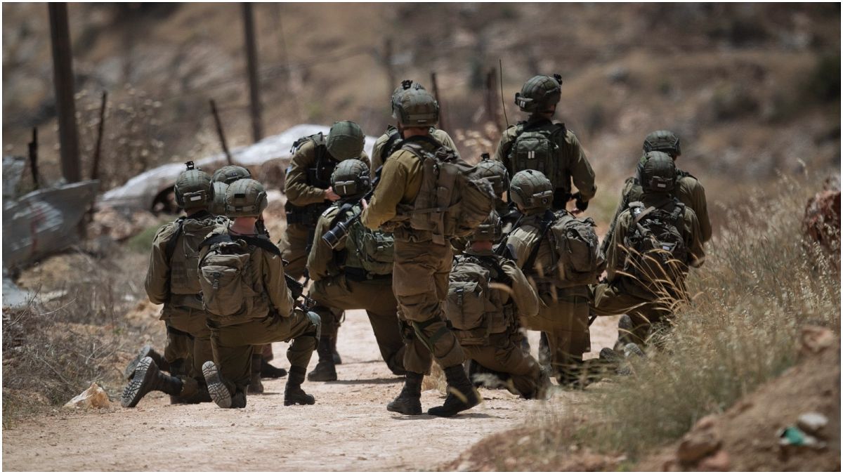 جنود إسرائيليون أثناء تنفيذهم عملية عسكرية بالقرب من نابلس