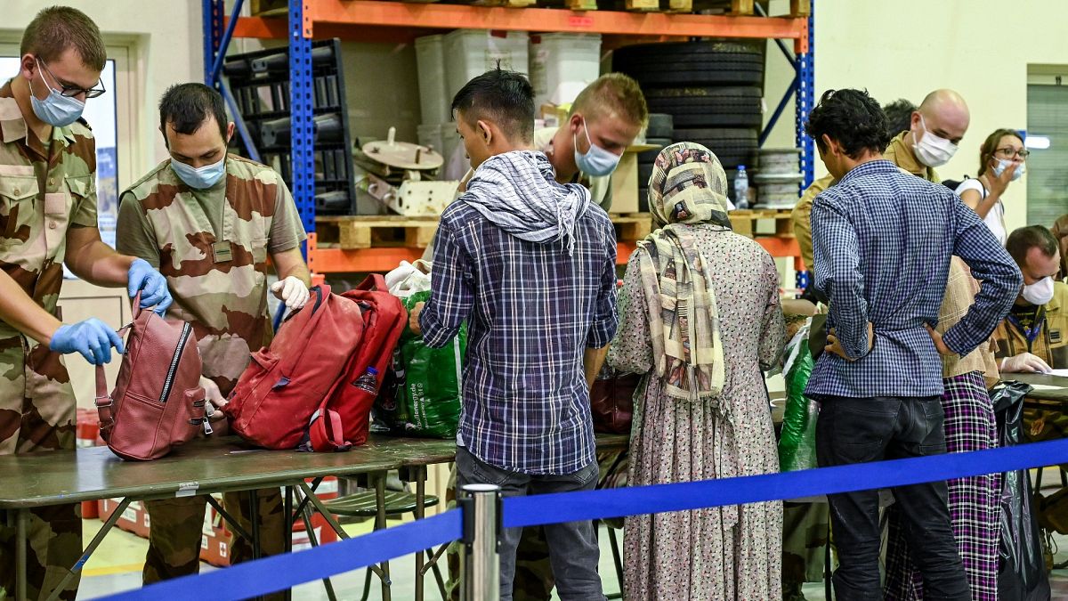 Fransa'nın tahliye ettiği Afgan mülteciler
