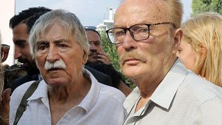 Ο Ανέστης Βλάχος κι ο Ντίνος Καρύδης στην κηδεία του Ανδρέα Μπάρκουλη, την Πέμπτη 25 Αυγούστου 2016, στο Κοιμητήριο της Μεταμόρφωσης