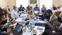 الرئيس القبرصي نيكوس أناستاسيادس،(وسط الصورة) يحضر اجتماعًا لمجلس الوزراء في المقر الرئاسي في ترودوس/ 23 آب/أغسطس 2021