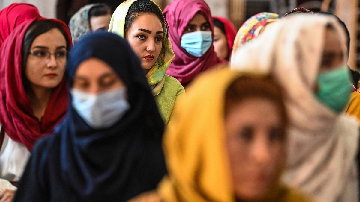أفغانيات يشاركن في تجمع ضد انتهاكات حقوق الإنسان المزعومة ضد النساء من قبل نظام طالبان في أفغانستان، كابول، 2 أغسطس 2021 