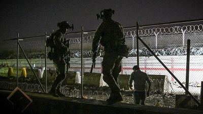 Taliban'dan kaçış: Kabil Havalimanı'nda tahliye sürüyor