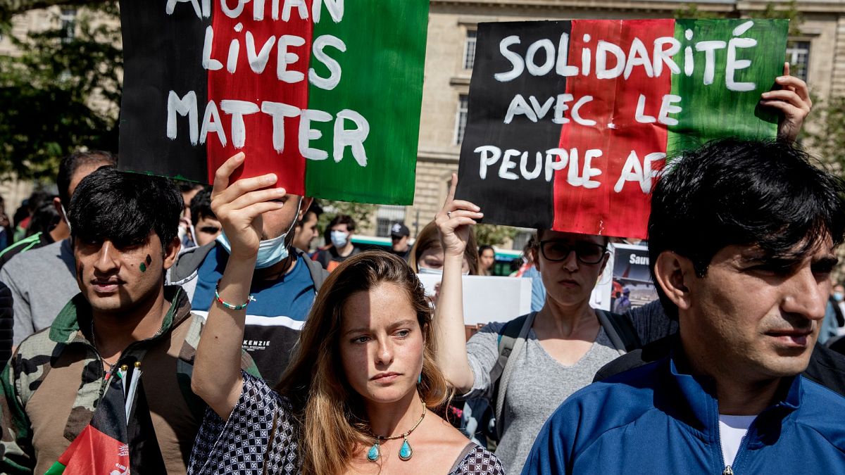 Paris'te Afgan göçmenlere destek gösterisi 