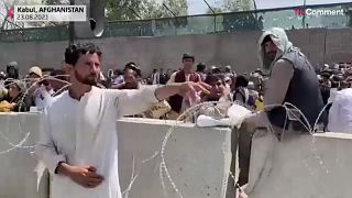 فيديو | مطار كابول يعجّ بالأفغان الراغبين في مغادرة أفغانستان  