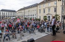 مرشح الحزب الاشتراكي الديمقراطي لمنصب المستشار في الانتخابات  العامة يتحدث إلى الجمهور في ساحة السوق في كارلسروه ، ألمانيا، 23 آب 2021