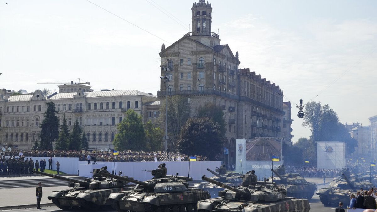 دبابات تسير على طول شارع كريشاتيك، خلال عرض عسكري للاحتفال بعيد الاستقلال في كييف، أوكرانيا، الثلاثاء 24 أغسطس 2021