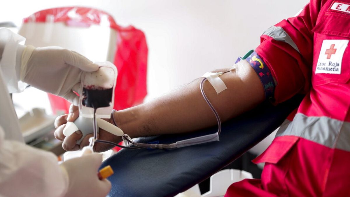 عامل بالصليب الأحمر يتبرع بالدم خلال حملة لزيادة عدد المتبرعين بالدم، في مدينة بنما، الجمعة 8 مايو/أيار 2020