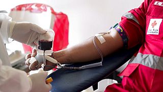عامل بالصليب الأحمر يتبرع بالدم خلال حملة لزيادة عدد المتبرعين بالدم، في مدينة بنما، الجمعة 8 مايو/أيار 2020