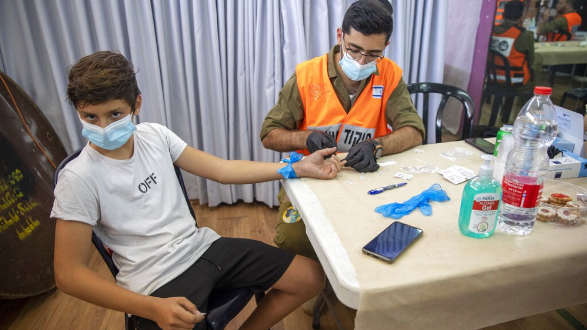 Vaccinazione di un ragazzo israeliano. 
