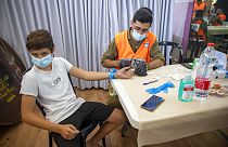 Vaccinazione di un ragazzo israeliano.