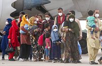 Afganos evacuados de Kabul llegan a Torrejón de Ardoz en España