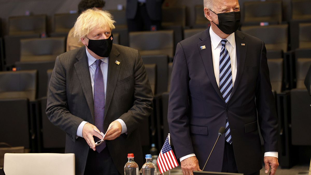 Le Premier ministre britannique Boris Johnson et le président américain Joe Biden lors d'une session plénière de l'OTAN, le 14 juin 2021