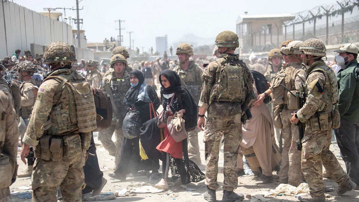 Kabil Havaalanı'nda tahliye uçağına gitmeye çalışan Afgan siviller ve onlara yardımcı olan İngiliz ve Amerikan askerleri