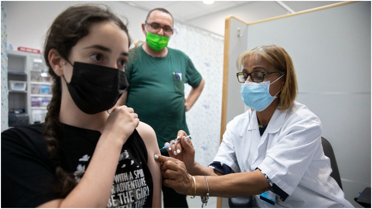 طفلة إسرائيلية تتلقى لقاحاً ضد "كوفيد-19" في أحد المراكز الطبية في مدينة ريشون عتصيون 