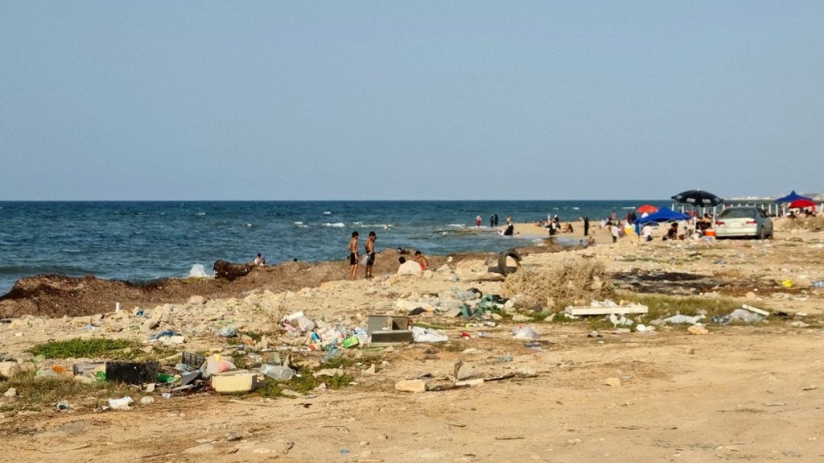 A cause de la pollution de la mer, les Libyens de Tripoli vivent dans une "prison estivale" 