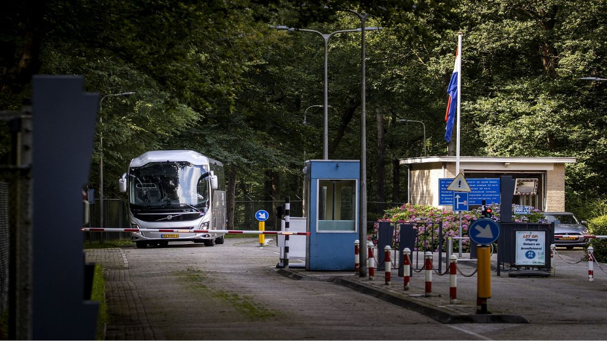 حافلة تنقل لاجئين من أفغانستان متجهة إلى مركز لجواء والاردت ساكري في زايست، بالقرب من أولتريخت في 23 أغسطس،2021.