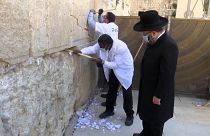 دیوار ندبه در آستانه سال نوی یهودی از نامه‌های بازدیدکنندگان پاکسازی شد
