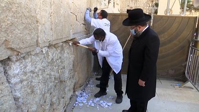 شاهد: تنظيف "حائط المبكى" في القدس قبل رأس السنة اليهودية الجديدة