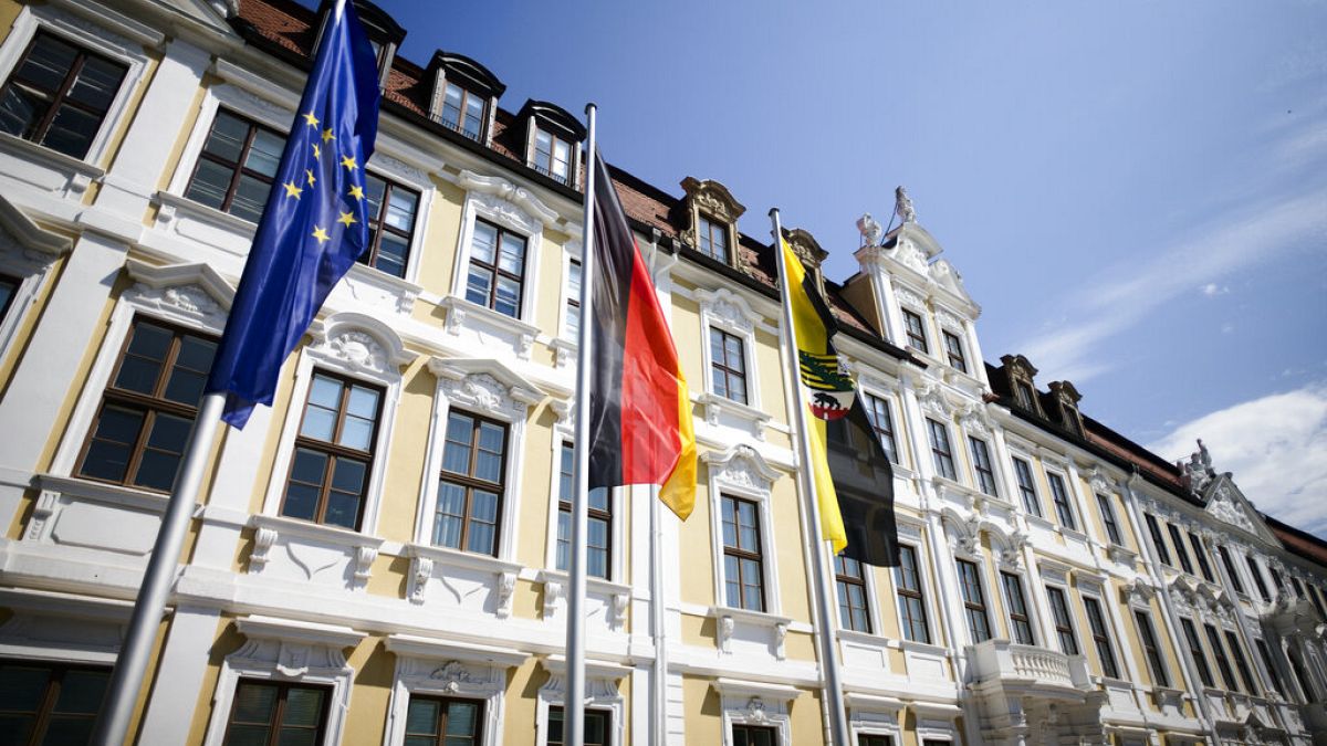 Europäische, deutsche und sachsen-anhaltische Flagge vor dem Landtag in Magdeburg, Juni 2021