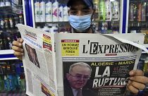 Un algerino con il giornale del 25 agosto 2021 sul quale si legge "La rottura"