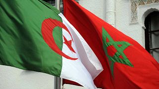 علم الجزائر (إلى اليسار) والمغرب يرفرفان في الجزائر العاصمة، 24 يناير 2012