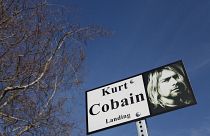 Schild mit einer Abbildung des verstorbenen Nirvana-Sängers Kurt Cobain