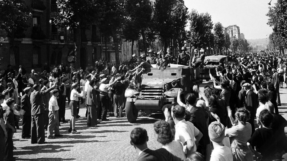 Les blindés de la 2e DB du Général Leclerc entrant dans Paris, le 25 août 1944
