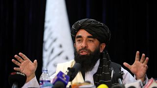 المتحدث باسم طالبان ذبيح الله مجاهد يتحدث خلال أول مؤتمر صحافي له في كابل. 2021/08/17