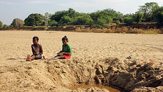 Archive - Un trou a été creusé près d'une rivière asséchée. Fenoaivo, Madagascar, le 11 novembre 2020