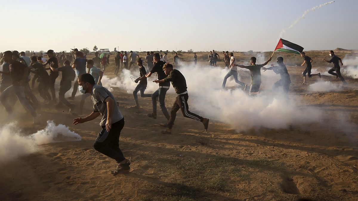 القوات الإسرائيلية تطلق الرصاص الحي والمطاطي والغاز المسيل للدموع على متظاهرين فلسطينيين شرق خان يونس ، جنوب قطاع غزة. 2021/08/25