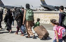Romlik a helyzet, terrorveszély a kabuli repülőtérnél